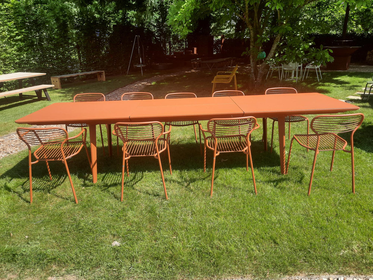 Set Plus4 tafel 220x90 verlengbaar+110, Apero chair x4 en Apero armchair x6