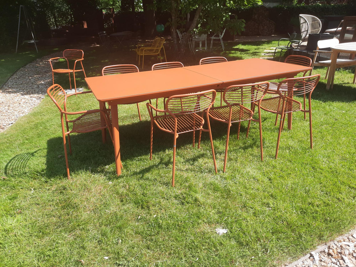 Set Plus4 tafel 220x90 verlengbaar+110, Apero chair x4 en Apero armchair x6
