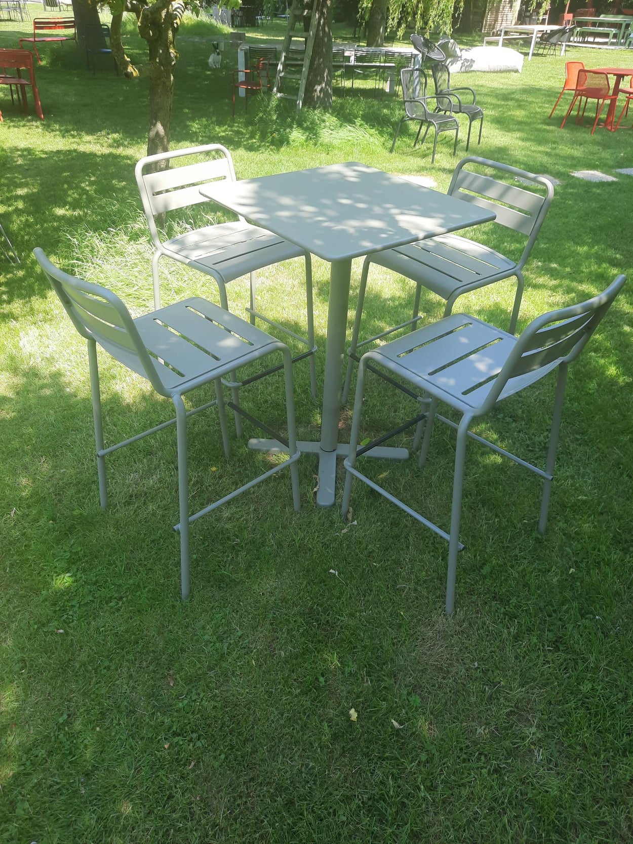 Set Darwin bartafel 70x70 / Star barkruk x4