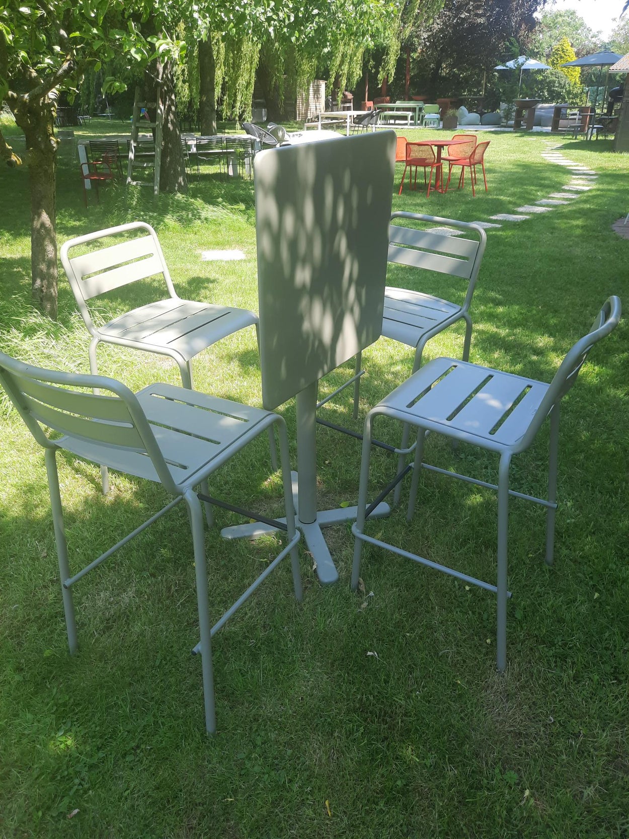 Set Darwin bartafel 70x70 / Star barkruk x4