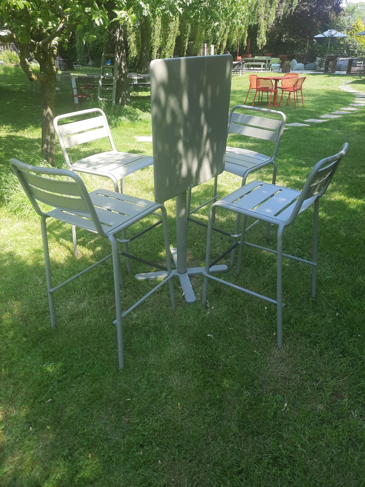 Set Darwin bartafel 70x70 / Star barkruk x4