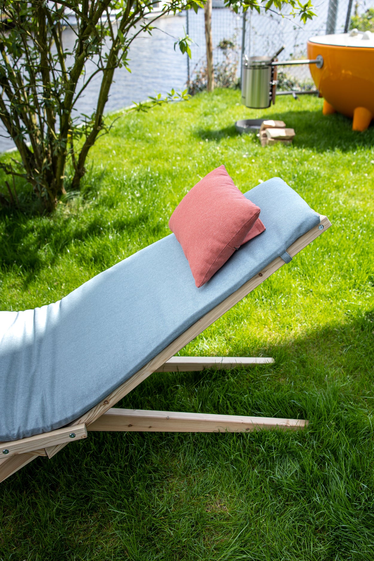 Woodlounger en kussen