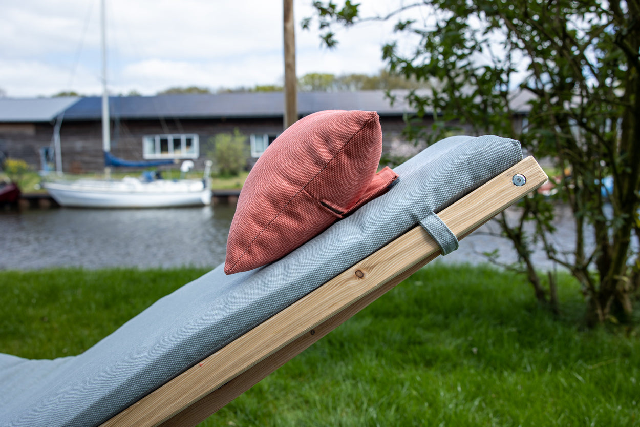 Woodlounger en kussen