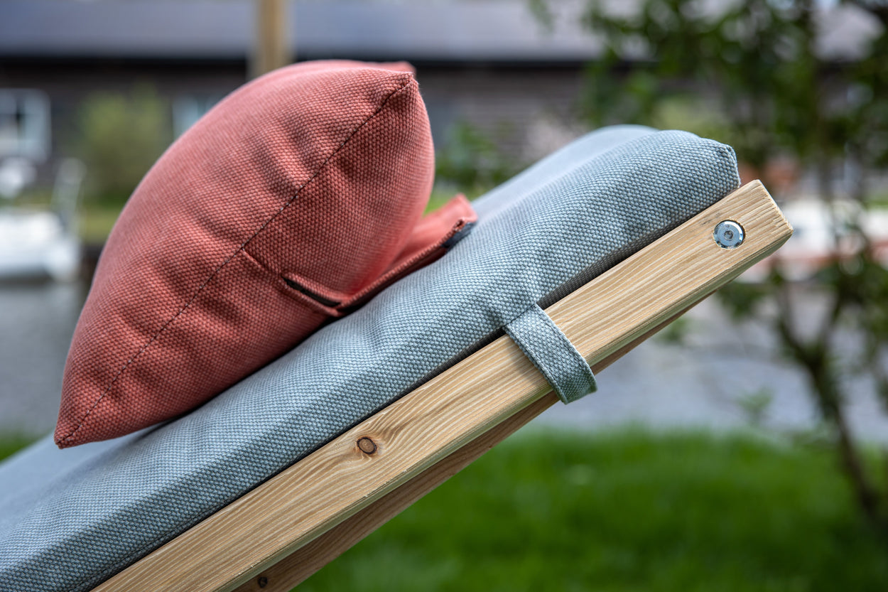 Woodlounger en kussen