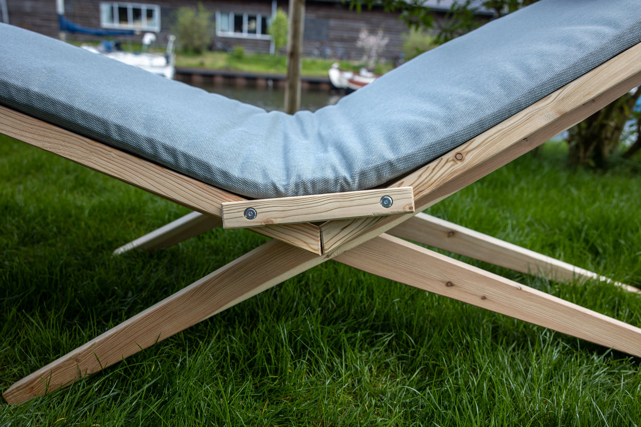 Woodlounger en kussen