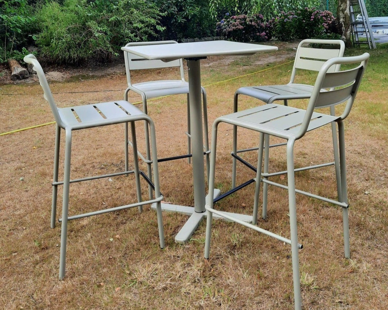 Set Darwin bartafel 70x70 / Star barkruk x4