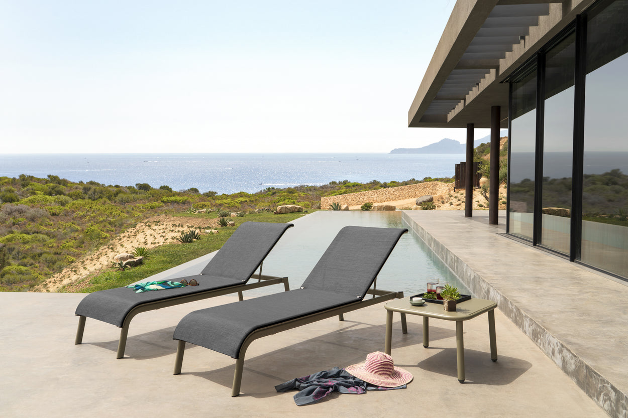 Tiki Sunbed - White/ Grey + wielen + roof