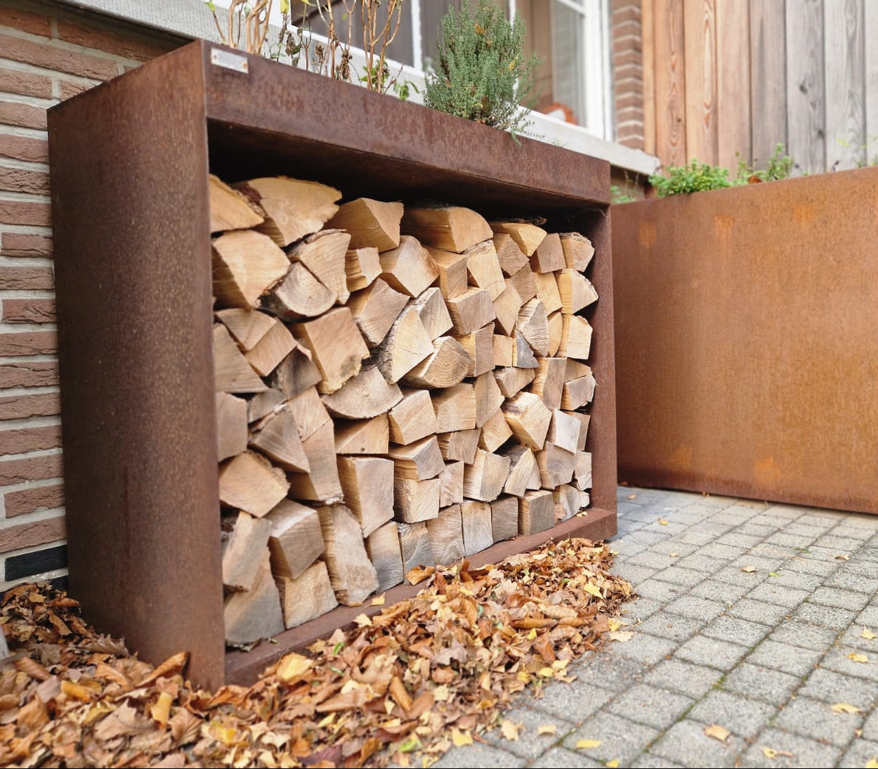 Houtstapelaar cortenstaal, met kruidentuin