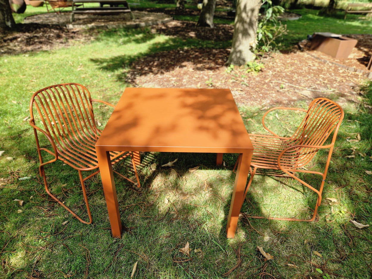 Set Nova tafel 80x80 + Riviera Armchair x2 - Maple red