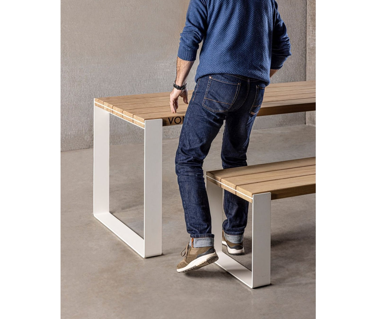 Set Str'8 Table 240cm + Str'8 Three bench + 4x Lyze chair aluminium / 4x kussen Lyze