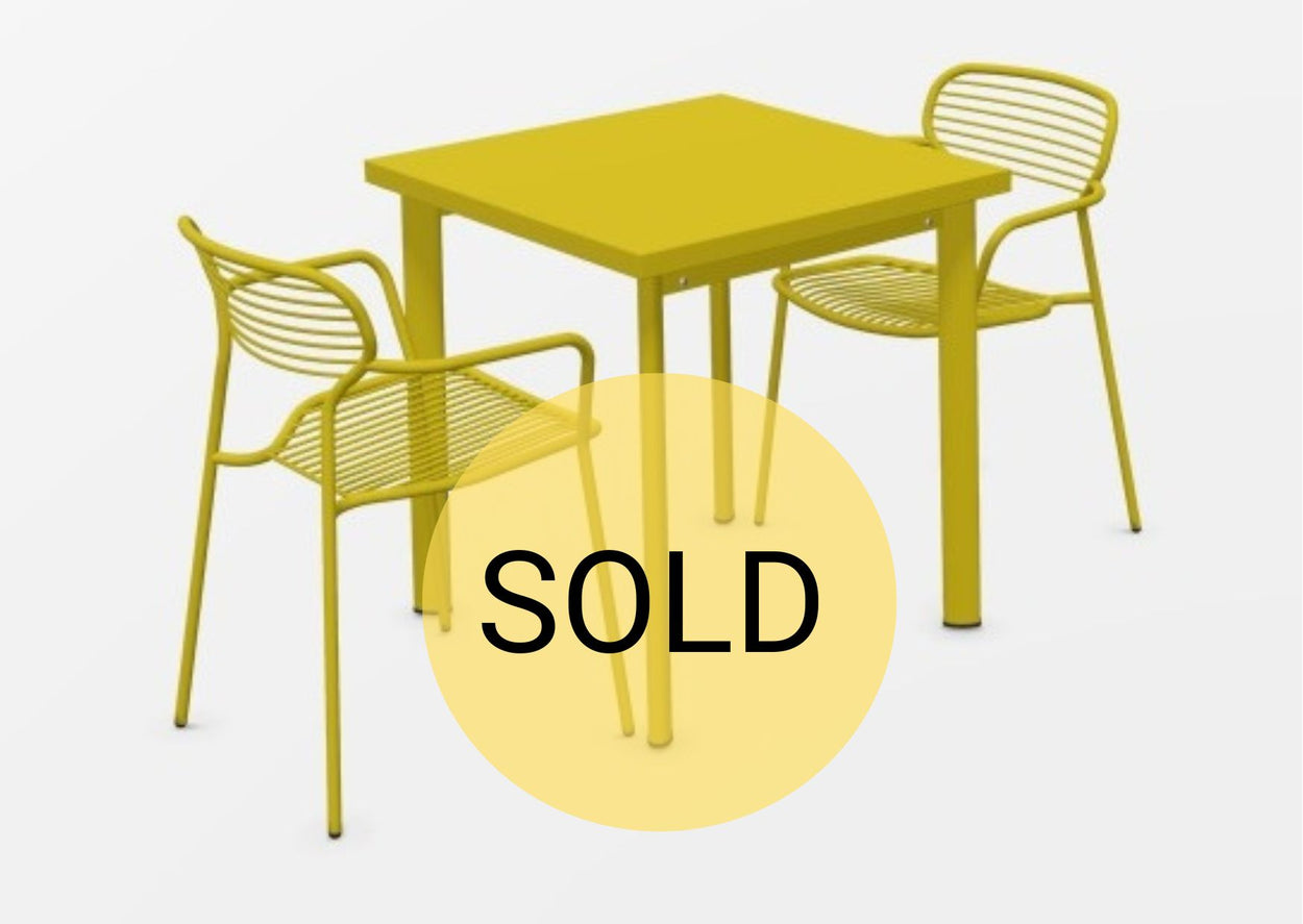 Set Star tafel 70x70 + Apero armchair x2 - Curry yellow