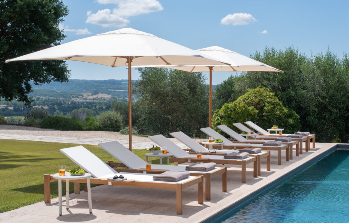 Shine Sunbed Teak met verborgen wieltjes