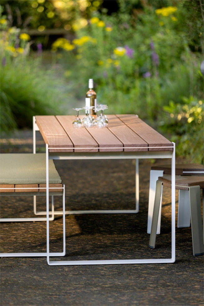 Set Str'8 Table 240cm + Str'8 Three bench + 4x Lyze chair aluminium / 4x kussen Lyze