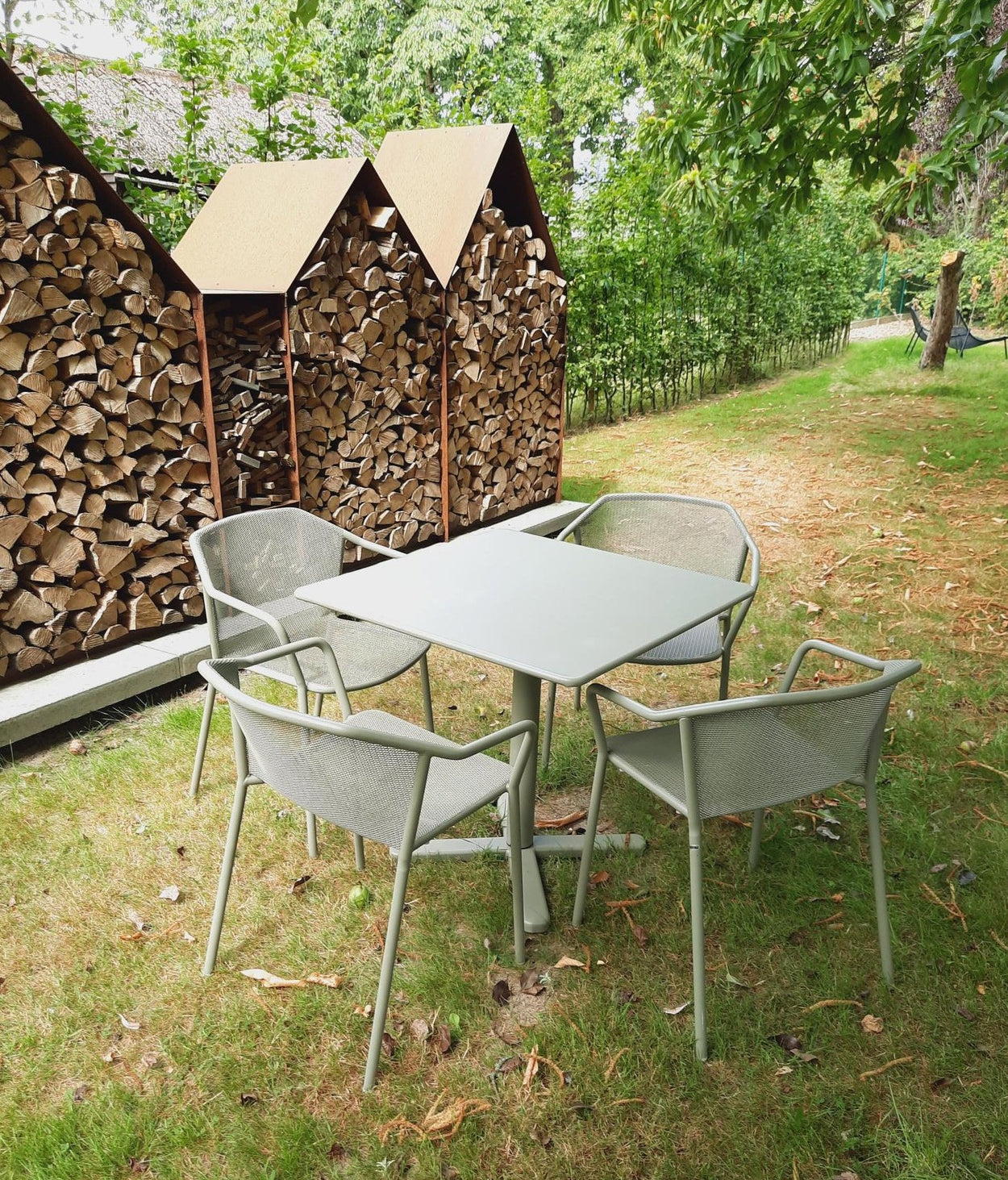 Set Darwin tafel 80x80 en Darwin armchair x4